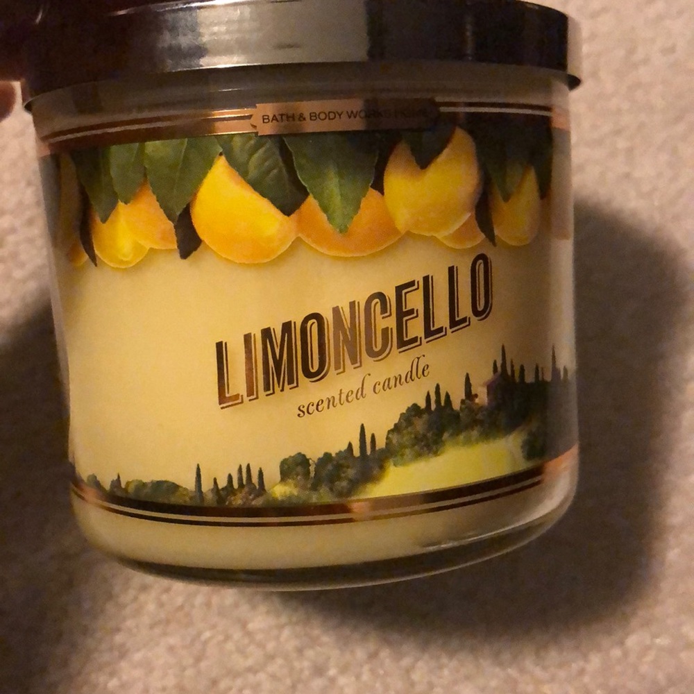 Fast selling! NWT Bath & Body Works 3 wick candle